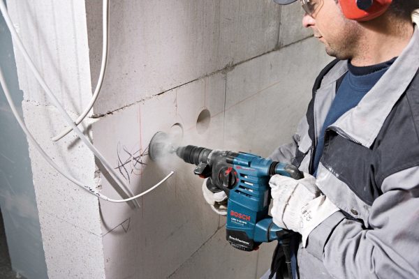 Bosch Professional Bohrhammer GBH 3-28 DFR (SDS plus, inkl. Schnellwechselbohrfutter 13 mm, Wechselfutter, Zusatzhandgriff, Fetttube, Koffer)