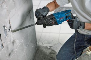 Bosch Professional Bohrhammer GBH 2-21 (SDS plus, inkl. Schnellspannbohrfutter mit Adapter, Zusatzhandgriff, Tiefenanschlag, Handwerkerkoffer)