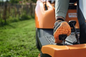 STIHL RT 4097 SX Rasentraktor mit Seitenauswurf