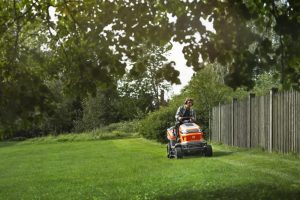 Husqvarna TC 220T Rasentraktor mit Fangkorb